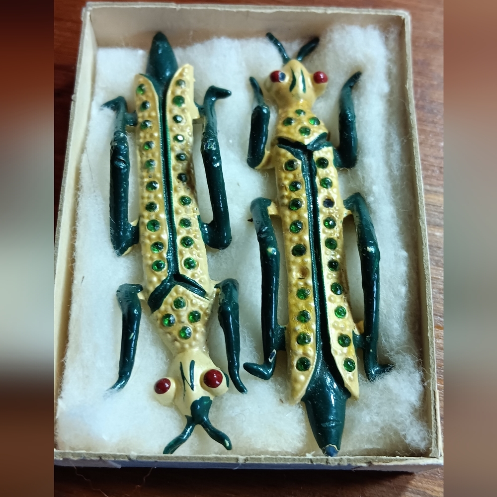 1940 Is praying mantis pendant